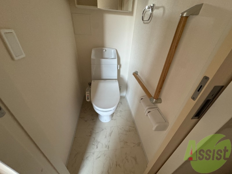トイレ　トイレはウォシュレット機能付きです。安心して使用できますね。