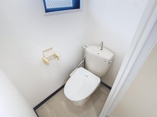 トイレ　掲載写真は同型モデルを掲載しており実際のお部屋と仕様等が異な