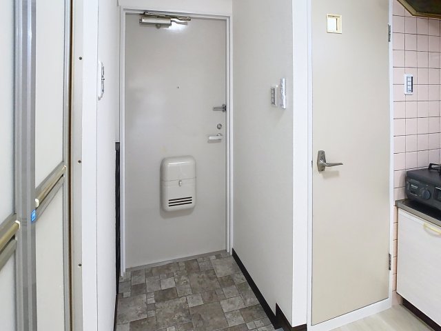 玄関　掲載写真は同型モデルを掲載しており実際のお部屋と仕様等が異な