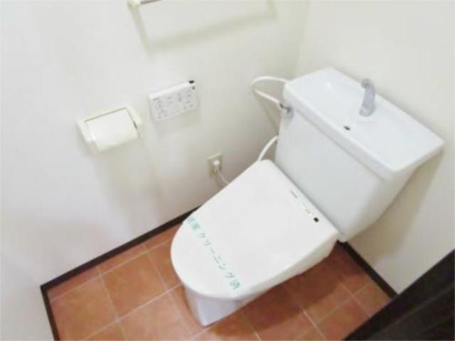 トイレ　嬉しいウォシュレット付き