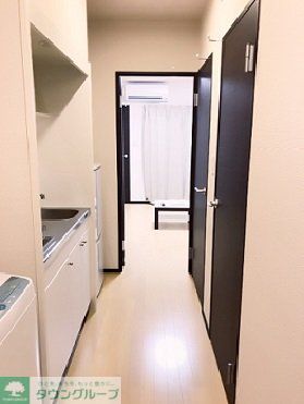 その他　廊下の左右にキッチン、バストイレを配置しています