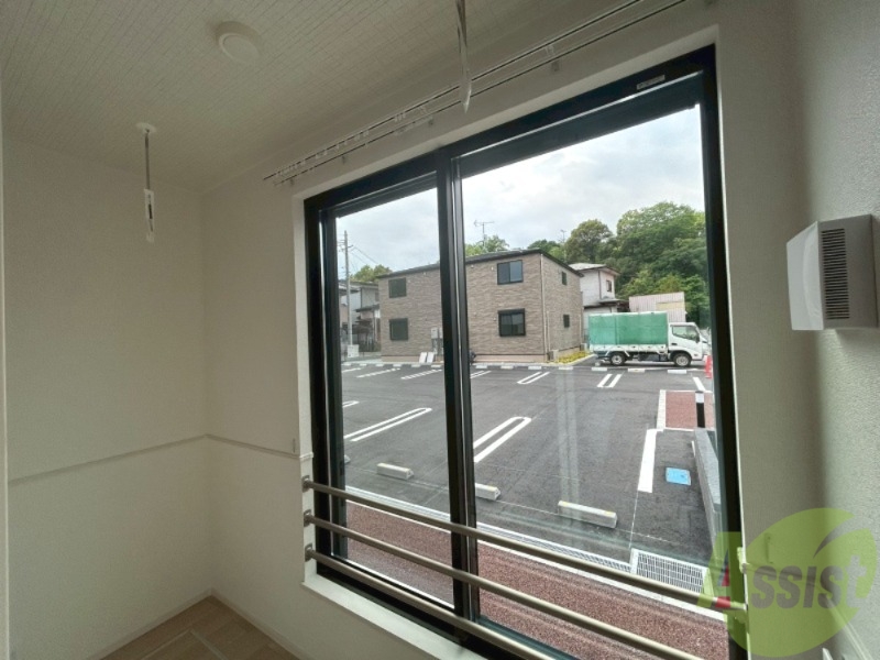 バルコニー　サンルームは、日当たり良好でお洗濯もしっかり乾かせそうです。