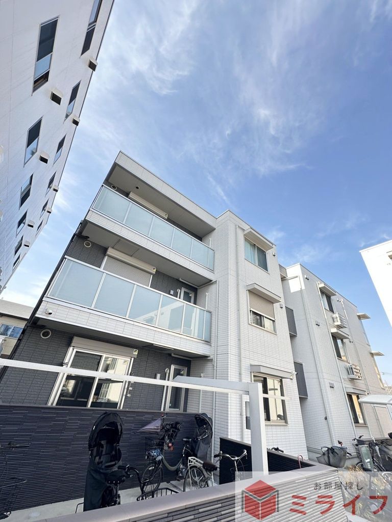 建物外観　落ち着いた色合いで街並みに調和する美しい外観