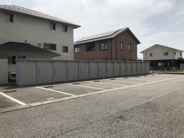 駐車場　駐車場があるので、車を買う予定の方も安心です