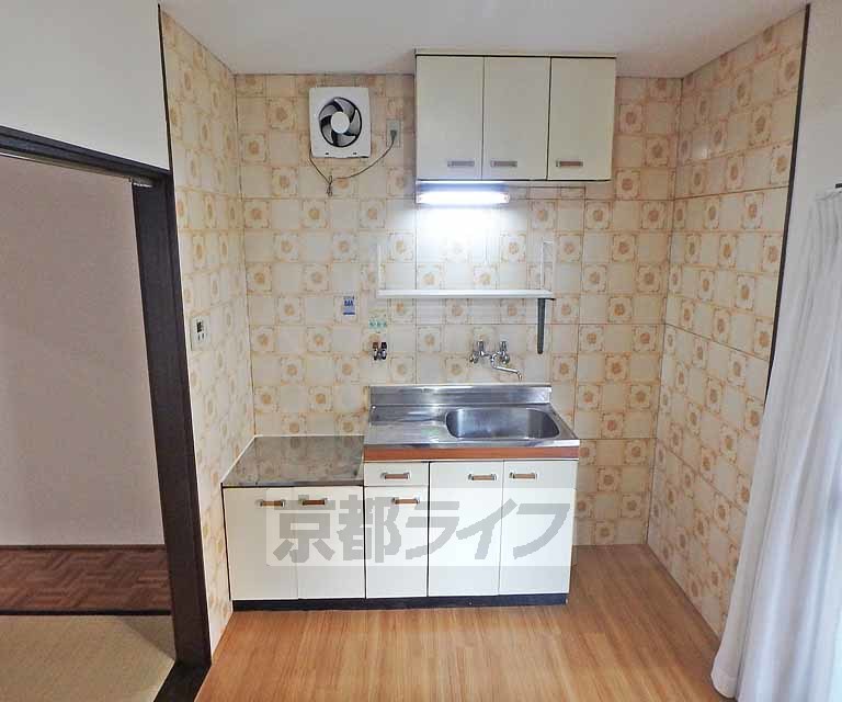 キッチン　キッチン上部は収納になっていますよ