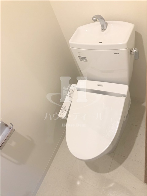 トイレ　落ち着いた色調のトイレです