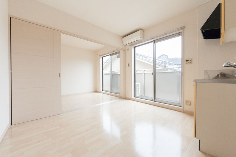 居室・リビング　別部屋の写真です。現況優先となります。