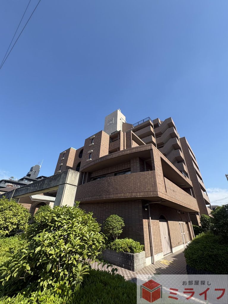 建物外観　ひときわ目を惹く、重厚感あふれる外観デザイン。