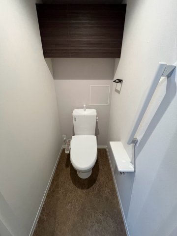 トイレ　落ち着いた色調のトイレです