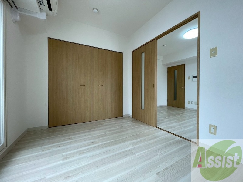 その他部屋・スペース　寝室はこちらです。光が差し込む、温かみのあるお部屋です。