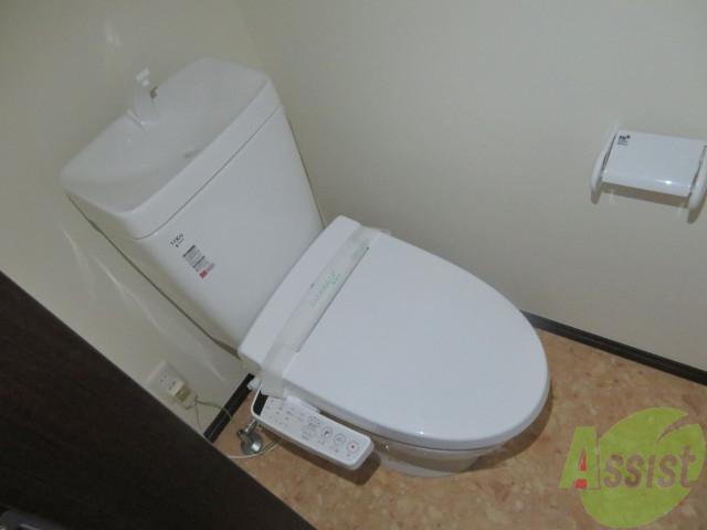 トイレ　ウォシュレット機能がついたトイレです。安心して使用できますね