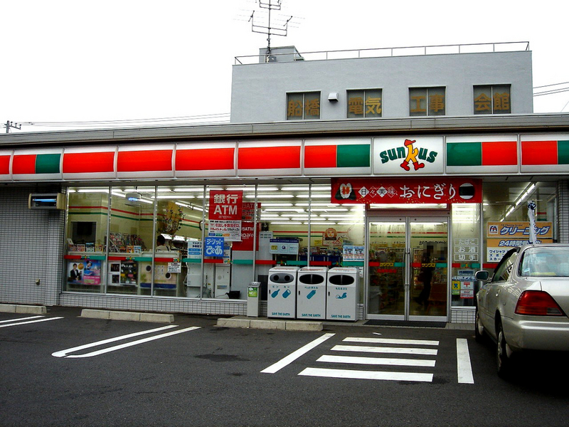 コンビニ　（コンビニ）まで400m