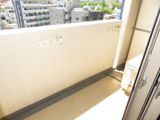 バルコニー　暖かな日差しのふりそそぐバルコニー