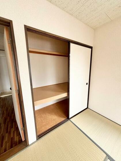 収納　クリーニング前の写真です。