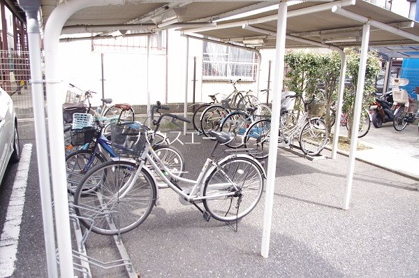 駐車場　屋根付の駐輪場です。