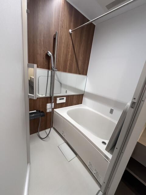 バス・シャワールーム　同タイプの別部屋の写真です。