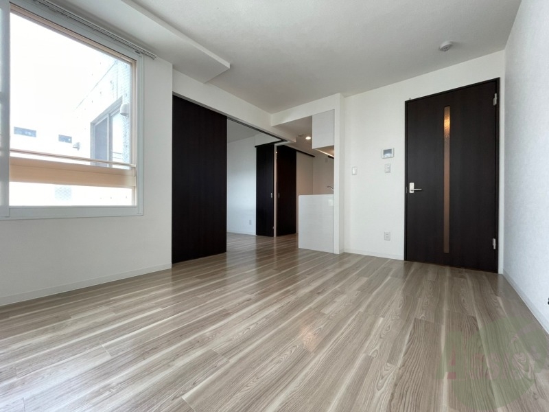 居室・リビング　日当たりが良くて心地よく過ごせそうなお部屋です。