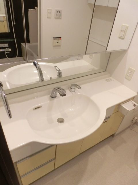 洗面設備　コンパクトで使いやすい洗面所
