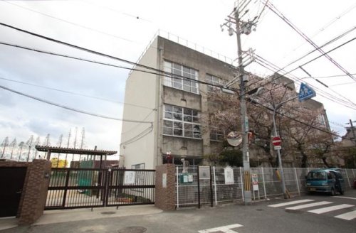 小学校　東大阪市立楠根小学校（小学校）まで524m