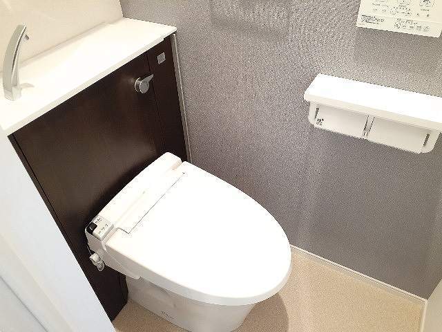 トイレ　落ち着いた色調のトイレです