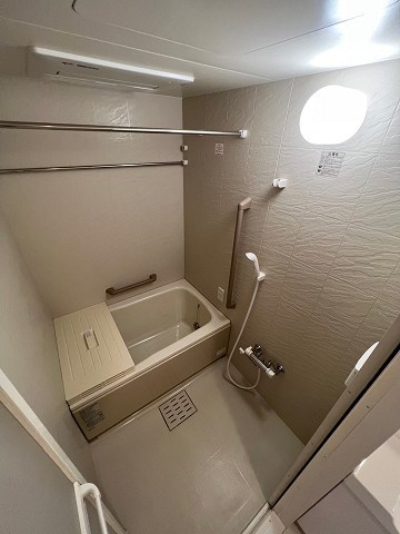 バス・シャワールーム　コンパクトで使いやすいお風呂です
