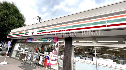 コンビニ　セブンイレブン（コンビニ）まで676m