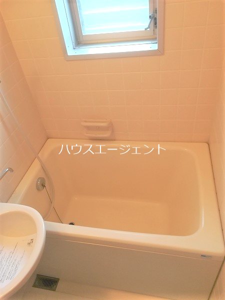 バス・シャワールーム　きれいなユニットバスです。窓があるのもいいですね