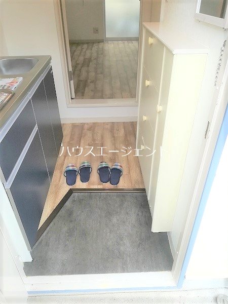 玄関　シューズボックスもあって、きれいな玄関ですね