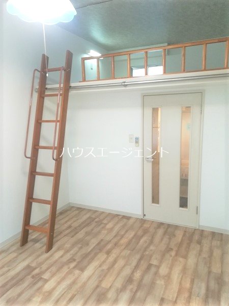 その他　ロフトへ登るはしごです。手すりがついているのがうれしいですね