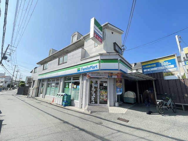 コンビニ　ファミリーマート吹田山手三丁目店（コンビニ）まで300m