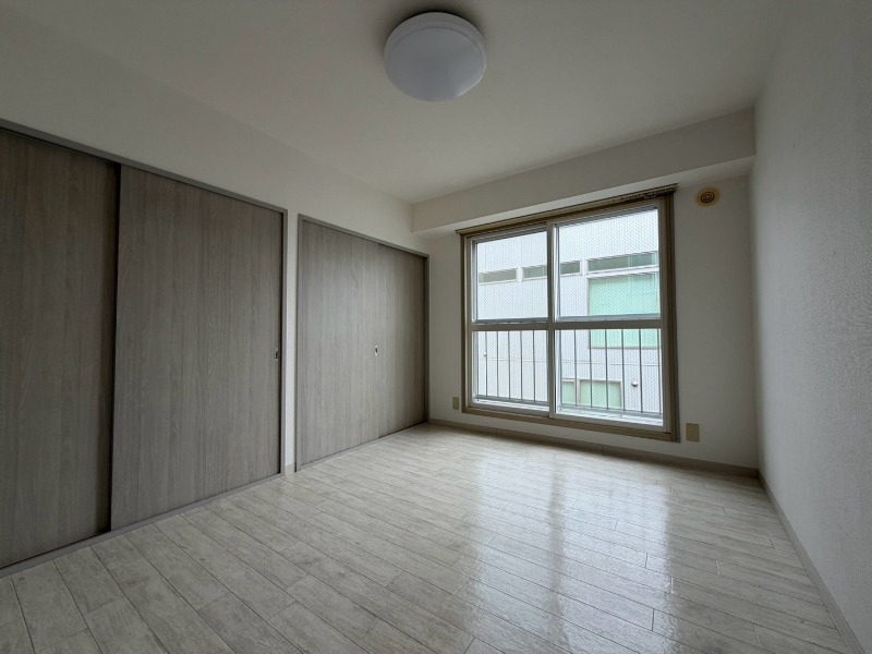 その他部屋・スペース　寝室はこちらです。光が差し込む、温かみのあるお部屋です。