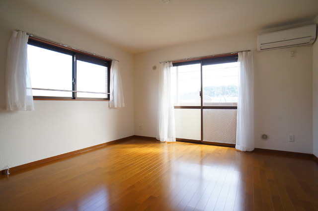 居室・リビング　南東向きのお部屋は採光・通風に優れた心地よい空間です！