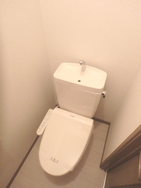 トイレ　ウォシュレット付き
