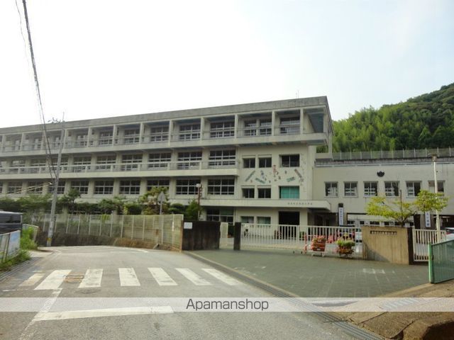 小学校　高知市立泉野小学校（小学校）まで593m