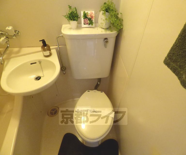 地下鉄烏丸線 北大路駅 徒歩8分 7階建 築44年のトイレ写真