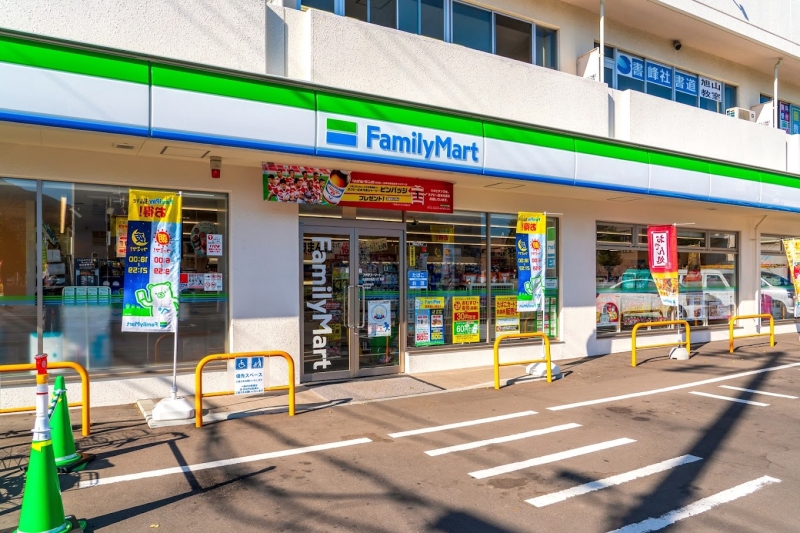 コンビニ　ファミリーマート札幌南8条西18丁目店（コンビニ）まで270m