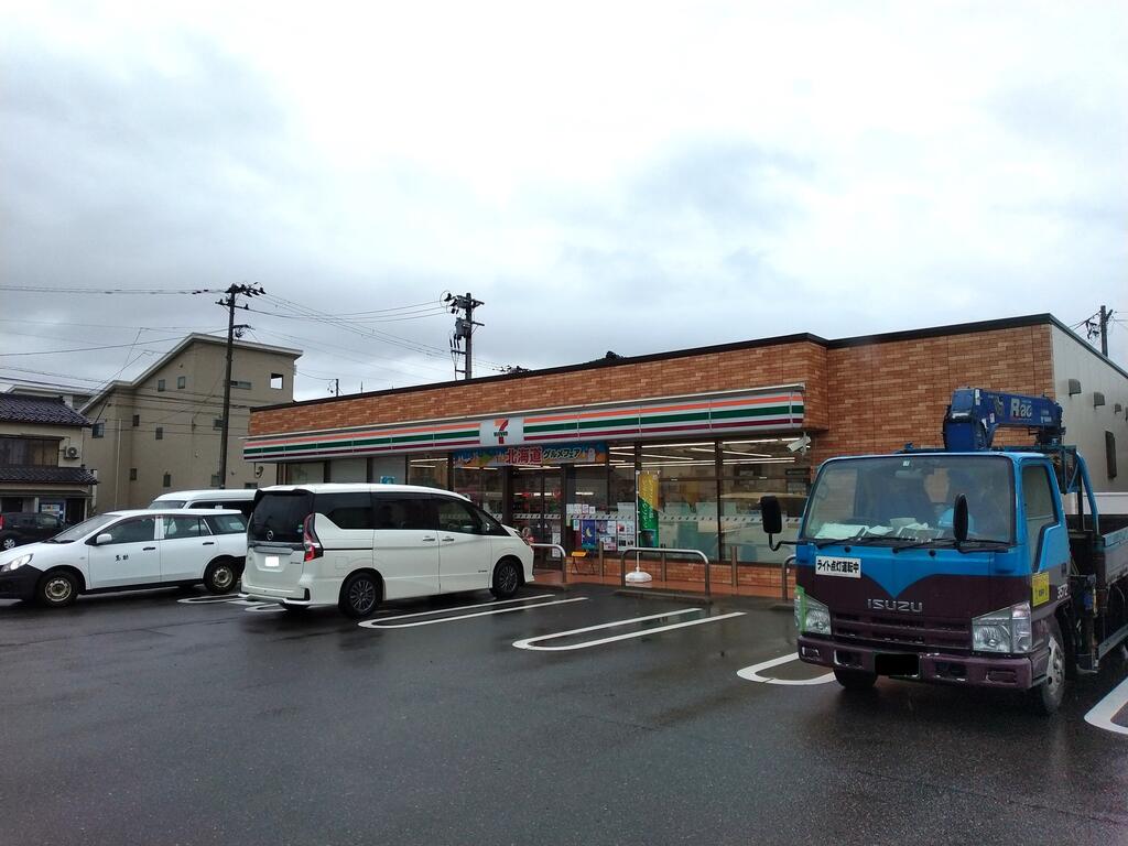 コンビニ　セブンイレブン新潟浜町店（コンビニ）まで551m