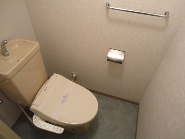 トイレ　同建物同タイプの画像を掲載中。内装工事後の現況優先となります