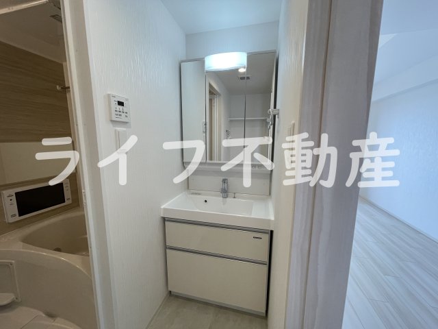 洗面設備　独立洗面化粧台が付いています