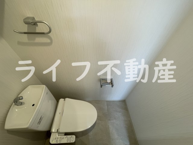 トイレ　落ち着いた色調のトイレです