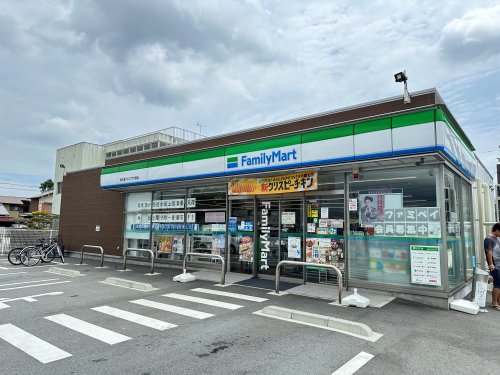 コンビニ　ファミリーマート 津久居アルスプラザ前店（コンビニ）まで331m