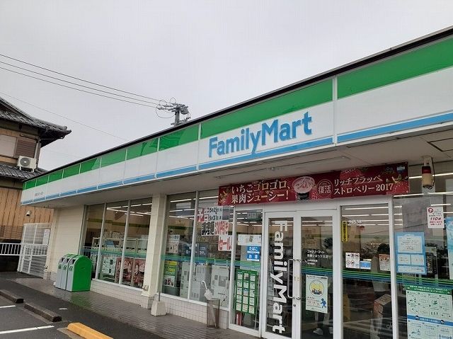 コンビニ　ファミリーマート鈴鹿ひばりヶ丘（コンビニ）まで900m
