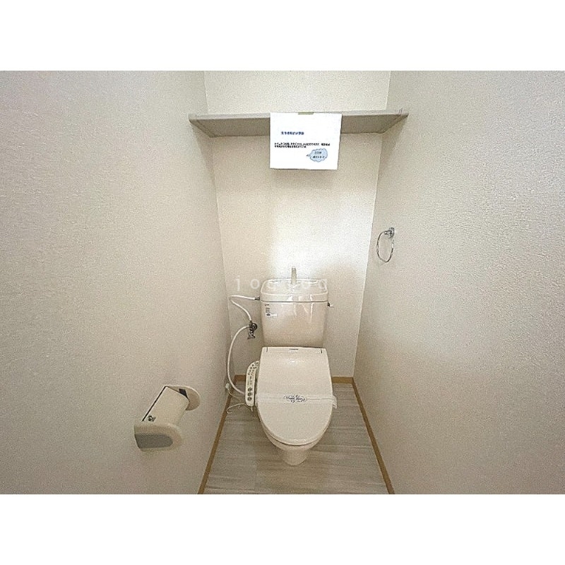 トイレ　嬉しい温水洗浄便座付きのトイレです。