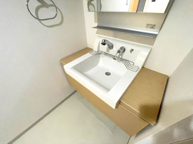 洗面設備　イメージとして同マンション他部屋を表示しています