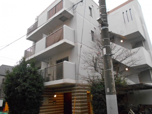 建物外観　鉄筋コンクリート造のがっちりとした建物