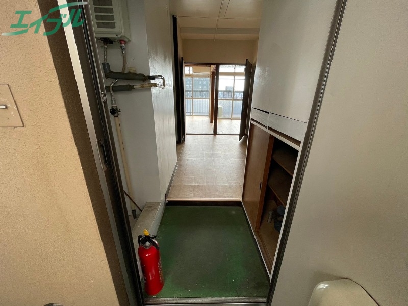 玄関　同物件別部屋写真