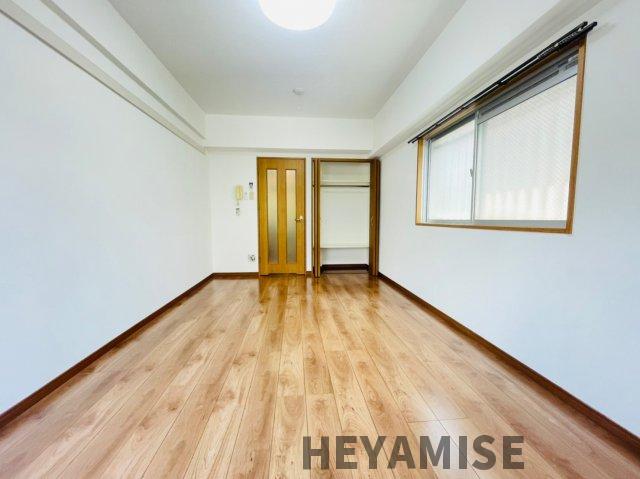 居室・リビング　※類似間取りの別のお部屋の写真です※側面の窓はありません
