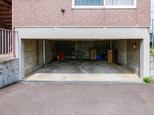 駐車場　敷地内に屋根付き駐車場があります！