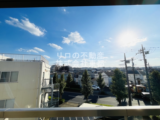 眺望　バルコニーからの景色です！圧迫感がないので暮らしやすい♪