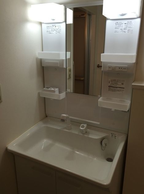 洗面設備　ゆったりとスペースのある洗面所